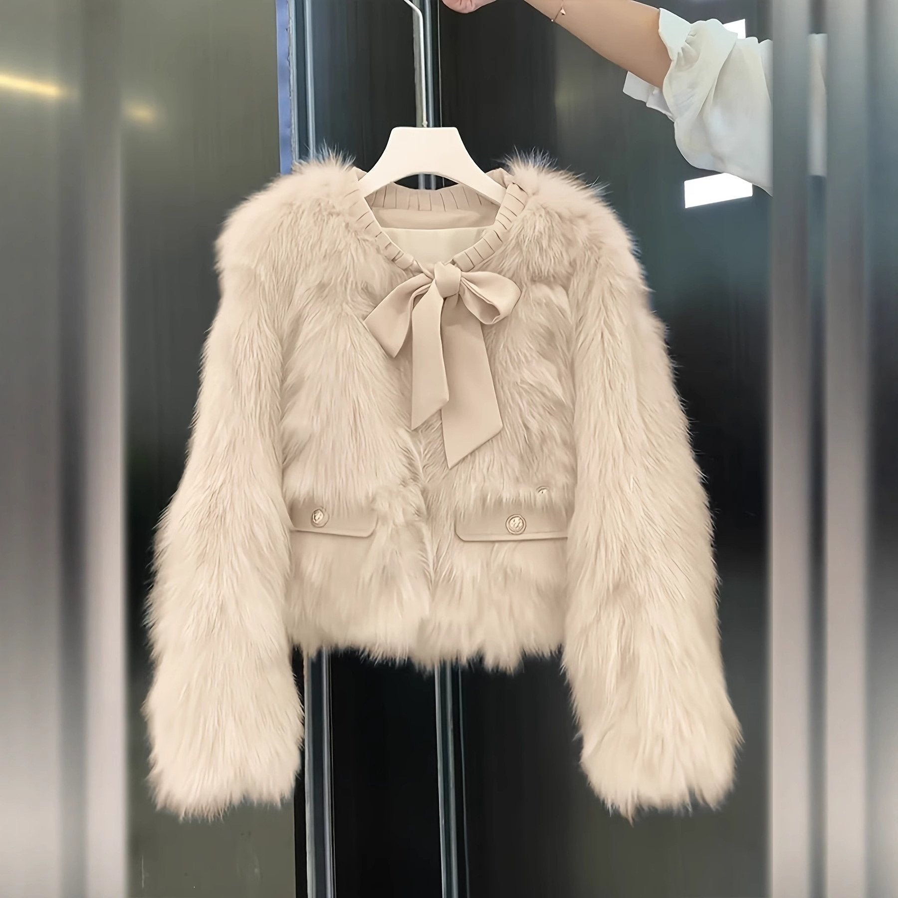 Women' Short Faux Fox Fur Shearling Jacket with Bowknot & Fringe - Winter Warm Coat Suitable for Women